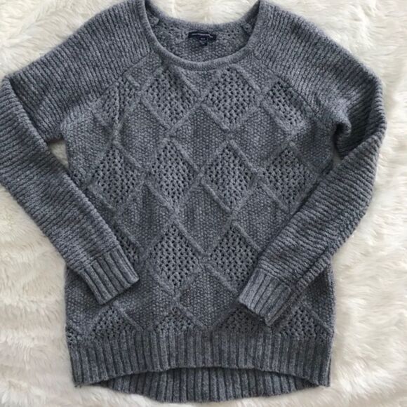 ✨ AEO Grey Thick Diamond Pattern Cable Knit Sweater✨ - Picture 1 of 5